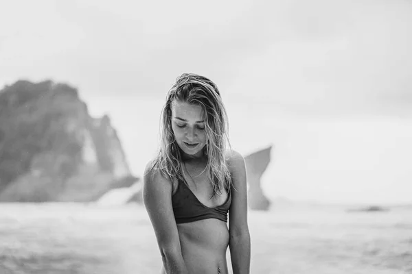 Ung Vacker Kvinna Vid Havet Ett Pittoreskt Läge Stranden Atuh — Stockfoto