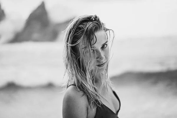 Ung Vacker Kvinna Vid Havet Ett Pittoreskt Läge Stranden Atuh — Stockfoto