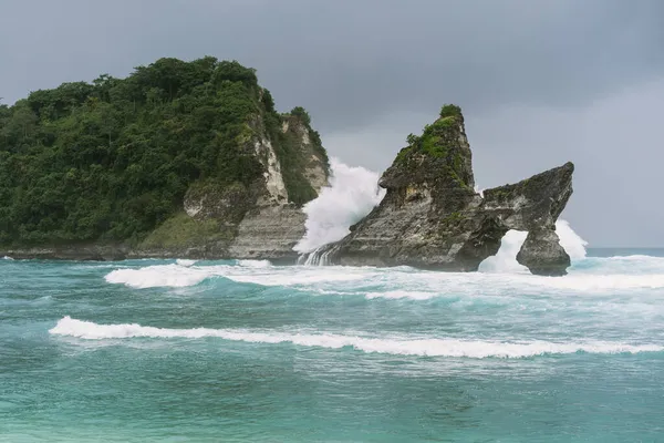 Pohled Tropickou Pláž Mořské Skály Tyrkysový Oceán Modré Nebe — Stock fotografie