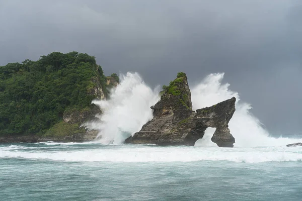 Pohled Tropickou Pláž Mořské Skály Tyrkysový Oceán Modré Nebe — Stock fotografie