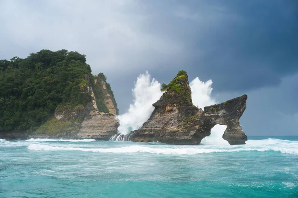 Pohled Tropickou Pláž Mořské Skály Tyrkysový Oceán Modré Nebe — Stock fotografie