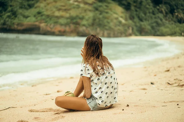 在海边一个风景如画的地方的年轻漂亮的女人 — 图库照片