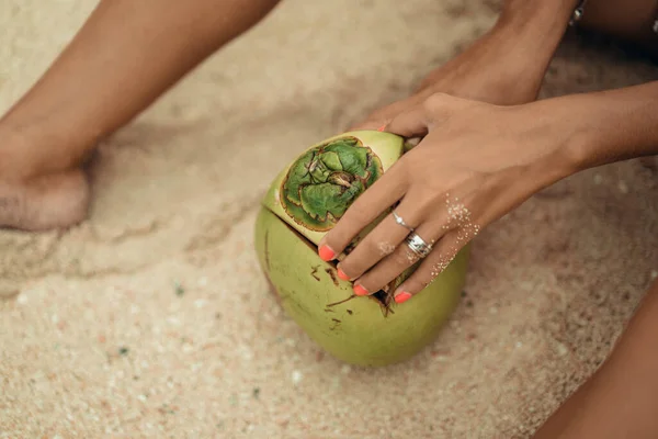 Coco Nas Mãos Uma Mulher Frutos Tropicais — Fotografia de Stock