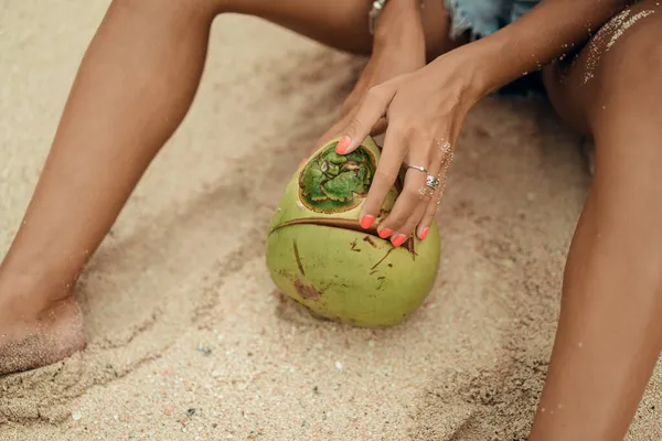 Noce Cocco Nelle Mani Una Donna Frutti Tropicali — Foto Stock