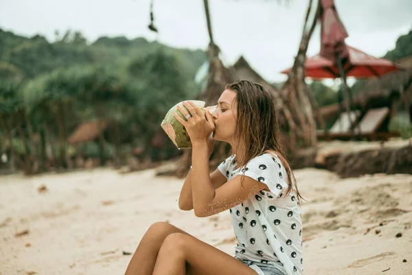 Jovem Bela Mulher Bebe Água Coco Coco — Fotografia de Stock