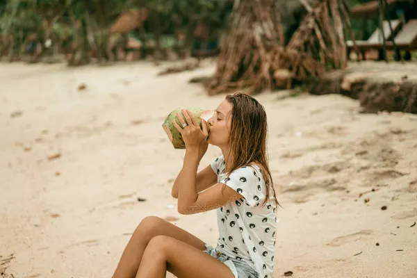 Jonge Mooie Vrouw Drinkt Kokoswater Van Kokosnoot — Stockfoto