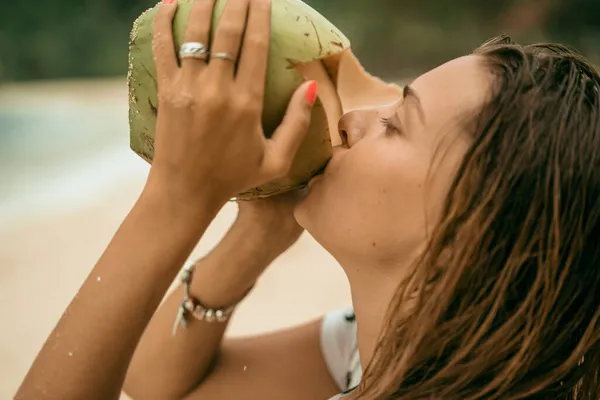 Jonge Mooie Vrouw Drinkt Kokoswater Van Kokosnoot Het Strand — Stockfoto