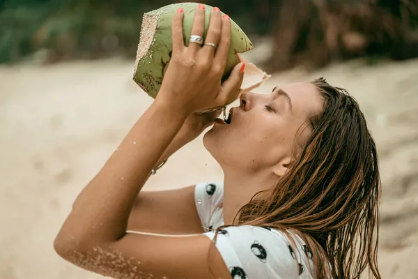 Jonge Mooie Vrouw Drinkt Kokoswater Van Kokosnoot — Stockfoto