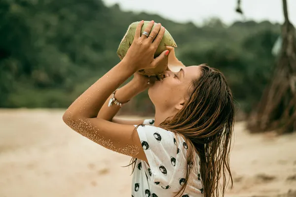 Jovem Bela Mulher Bebe Água Coco Coco — Fotografia de Stock