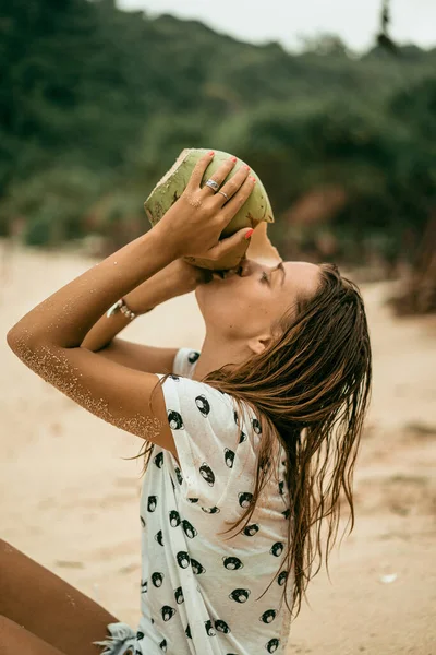 Jovem Bela Mulher Bebe Água Coco Coco — Fotografia de Stock