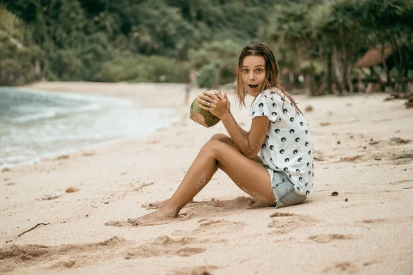 Jonge Mooie Vrouw Drinkt Kokoswater Van Kokosnoot Het Strand — Stockfoto