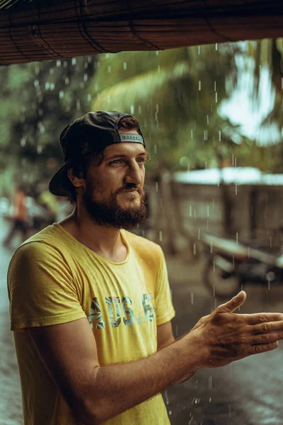 Красивый Молодой Бородатый Мужчина Кепке Тропическим Дождем — стоковое фото