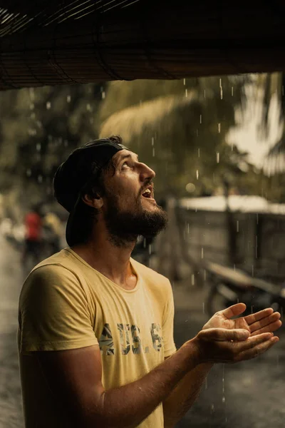 Guapo Joven Barbudo Con Gorra Bajo Lluvia Tropical — Foto de Stock