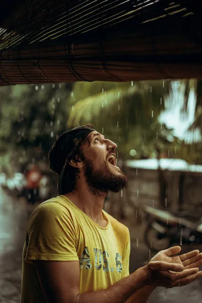 Schöner Junger Bärtiger Mann Mit Mütze Tropischen Regen — Stockfoto