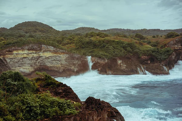 ユニークな自然の岩や崖の形成の壮大な景色 — ストック写真