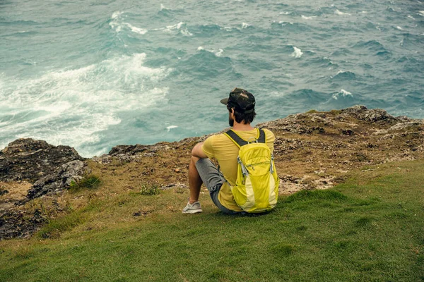 Man Traveler Angel Billabong Beach Nusa Penida Island Bali — Fotografia de Stock