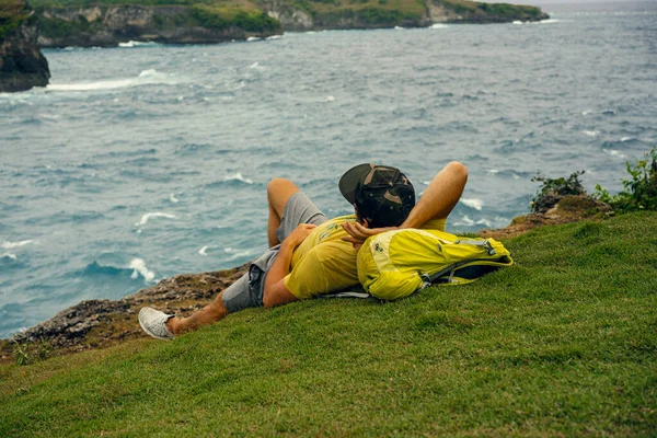 Man Traveler Angel Billabong Beach Nusa Penida Island Bali — Fotografia de Stock