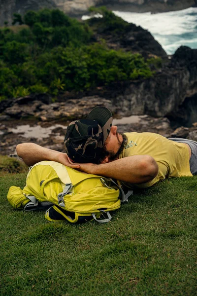 Sırt Çantalı Yakışıklı Sakallı Gezgin Dinleniyor — Stok fotoğraf