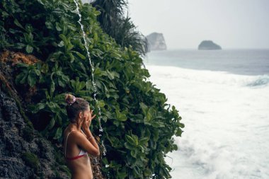 Nusa Penida 'nın doğal görüşü. Kayalar ve okyanus. Peguyangan Suyu
