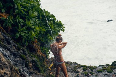 Nusa Penida 'nın doğal görüşü. Kayalar ve okyanus. Peguyangan Suyu