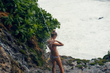Nusa Penida 'nın doğal görüşü. Kayalar ve okyanus. Peguyangan Suyu