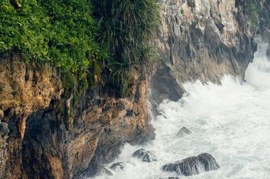 Doğal arkaplan, dalgalar kayalarda kırılır