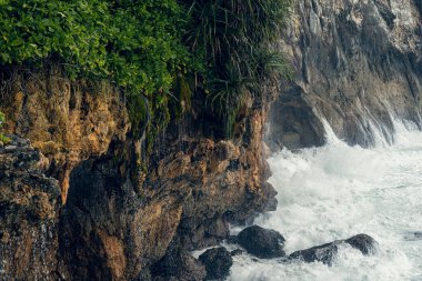 Doğal arkaplan, dalgalar kayalarda kırılır
