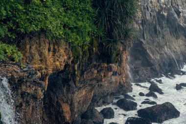 Doğal arkaplan, dalgalar kayalarda kırılır