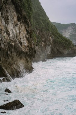 Doğal arkaplan, dalgalar kayalarda kırılır