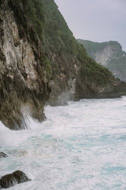 Doğal arkaplan, dalgalar kayalarda kırılır