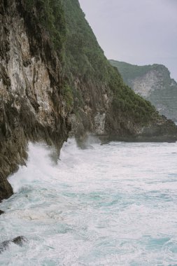 Doğal arkaplan, dalgalar kayalarda kırılır
