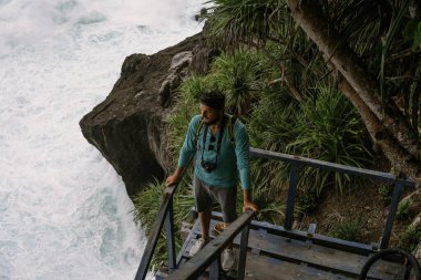 Nusa Penida 'nın doğal görüşü. Kayalar ve okyanus. Peguyangan Tapınağı