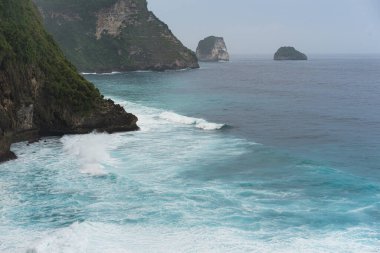 Nusa Penida 'nın doğal görüşü. Kayalar ve okyanus. Peguyangan Tapınağı