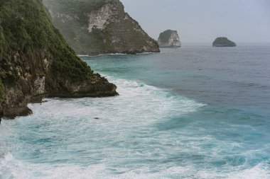 Nusa Penida 'nın doğal görüşü. Kayalar ve okyanus. Peguyangan Tapınağı