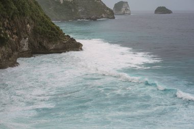 Okyanus, arka plan. Köpüklü ve dalgalı mavi okyanus, doğal sırt.