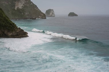 Okyanus, arka plan. Köpüklü ve dalgalı mavi okyanus, doğal sırt.