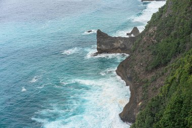 Nusa Penida 'nın doğal görüşü. Kayalar ve okyanus. Peguyangan Tapınağı