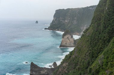 Nusa Penida 'nın doğal görüşü. Kayalar ve okyanus. Peguyangan Tapınağı