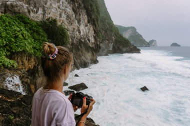 Nusa Penida 'nın doğal görüşü. Kayalar ve okyanus. Peguyangan Tapınağı