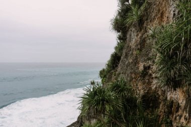 Nusa Penida 'nın doğal görüşü. Kayalar ve okyanus. Peguyangan Tapınağı