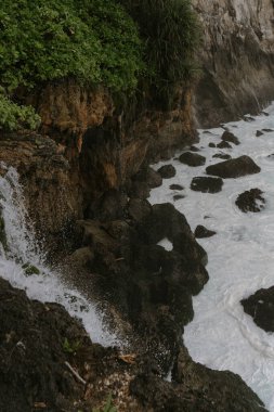 Nusa Penida 'nın doğal görüşü. Kayalar ve okyanus. Peguyangan Tapınağı