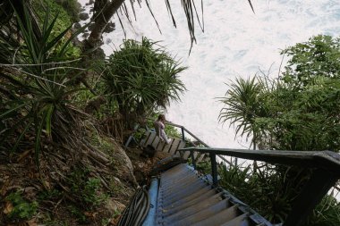 Nusa Penida 'nın doğal görüşü. Kayalar ve okyanus. Peguyangan Tapınağı