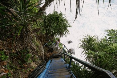 Nusa Penida 'nın doğal görüşü. Kayalar ve okyanus. Peguyangan Tapınağı