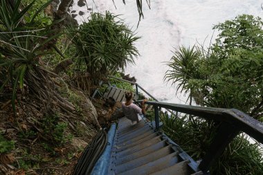 Nusa Penida 'nın doğal görüşü. Kayalar ve okyanus. Peguyangan Tapınağı