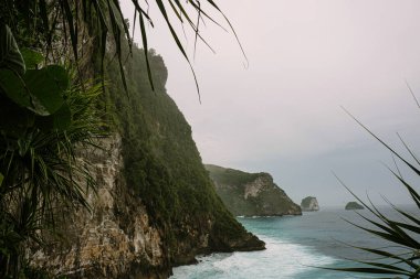 Nusa Penida 'nın doğal görüşü. Kayalar ve okyanus. Peguyangan Tapınağı