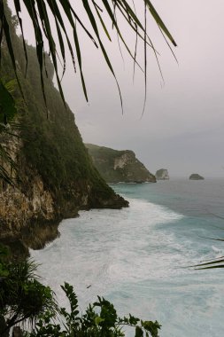 Nusa Penida 'nın doğal görüşü. Kayalar ve okyanus. Peguyangan Tapınağı