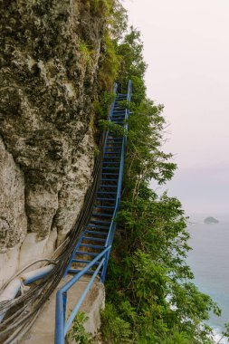 Nusa Penida 'nın doğal görüşü. Kayalar ve okyanus. Peguyangan Tapınağı