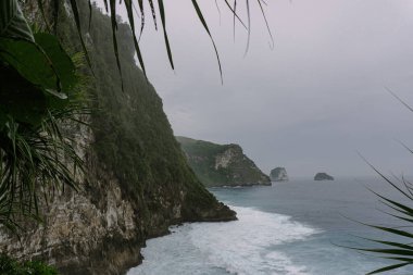 Nusa Penida 'nın doğal görüşü. Kayalar ve okyanus. Peguyangan Tapınağı
