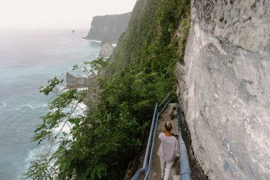 Nusa Penida 'nın doğal görüşü. Kayalar ve okyanus. Peguyangan Tapınağı
