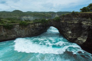 Benzersiz doğal kayaların ve kayalıkların muhteşem görüntüsü